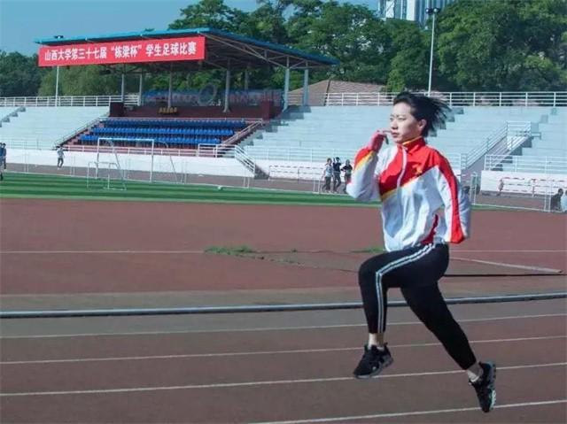 天生少一隻手！被父母放棄「陌生嬤靠拾荒帶大她」　25年後她「達成不可能的目標」溫暖回報