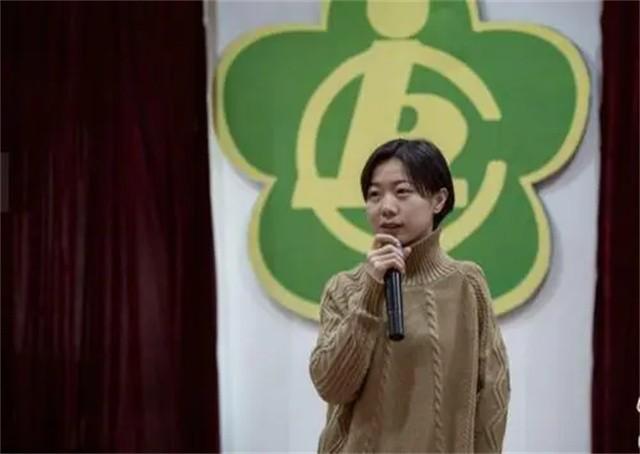 天生少一隻手！被父母放棄「陌生嬤靠拾荒帶大她」　25年後她「達成不可能的目標」溫暖回報