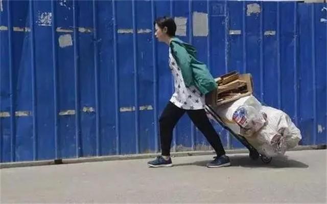 天生少一隻手！被父母放棄「陌生嬤靠拾荒帶大她」　25年後她「達成不可能的目標」溫暖回報