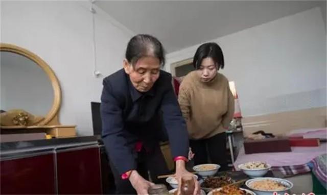 天生少一隻手！被父母放棄「陌生嬤靠拾荒帶大她」　25年後她「達成不可能的目標」溫暖回報
