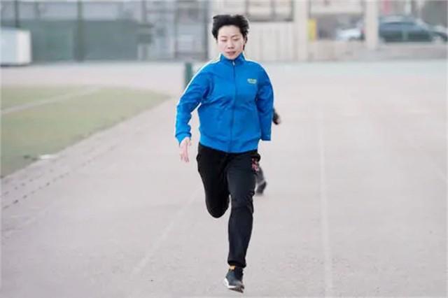 天生少一隻手！被父母放棄「陌生嬤靠拾荒帶大她」　25年後她「達成不可能的目標」溫暖回報