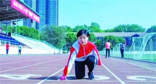 天生少一隻手！被父母放棄「陌生嬤靠拾荒帶大她」　25年後她「達成不可能的目標」溫暖回報