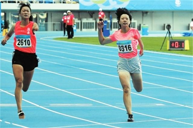 天生少一隻手！被父母放棄「陌生嬤靠拾荒帶大她」　25年後她「達成不可能的目標」溫暖回報