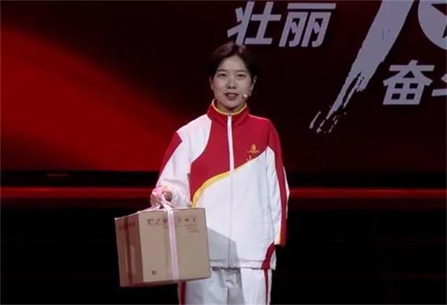 天生少一隻手！被父母放棄「陌生嬤靠拾荒帶大她」　25年後她「達成不可能的目標」溫暖回報