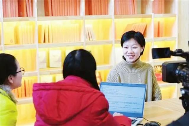 天生少一隻手！被父母放棄「陌生嬤靠拾荒帶大她」　25年後她「達成不可能的目標」溫暖回報