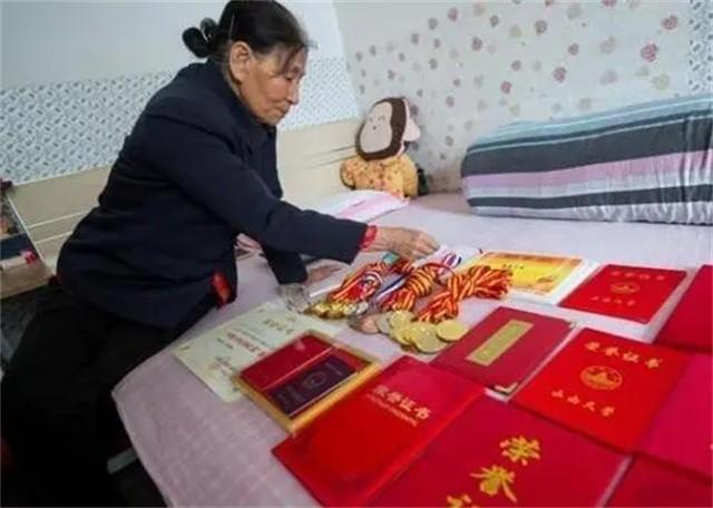 天生少一隻手！被父母放棄「陌生嬤靠拾荒帶大她」　25年後她「達成不可能的目標」溫暖回報