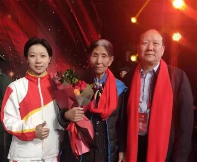 天生少一隻手！被父母放棄「陌生嬤靠拾荒帶大她」　25年後她「達成不可能的目標」溫暖回報
