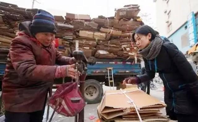 天生少一隻手！被父母放棄「陌生嬤靠拾荒帶大她」　25年後她「達成不可能的目標」溫暖回報