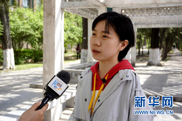 天生少一隻手！被父母放棄「陌生嬤靠拾荒帶大她」　25年後她「達成不可能的目標」溫暖回報