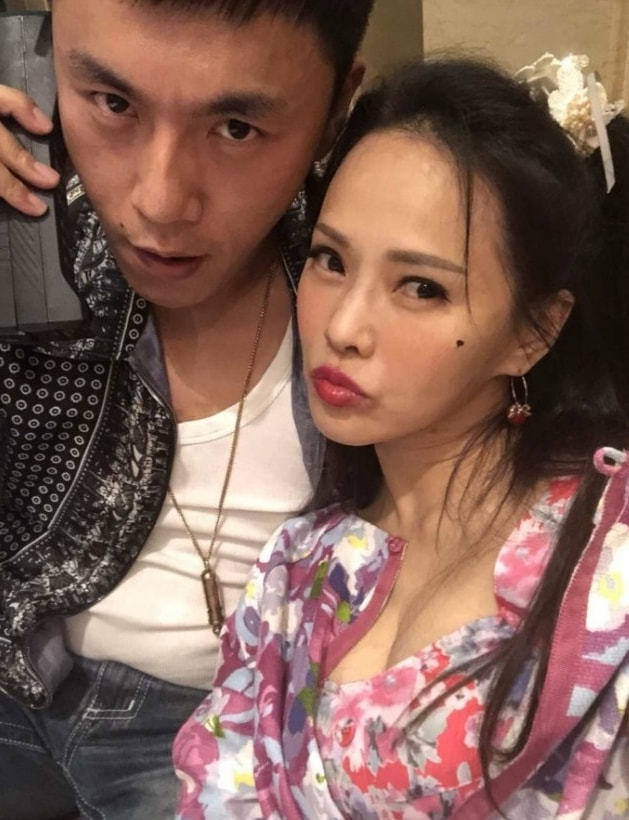 曬「與小10歲老公」合照！伊能靜分享「夫妻相處之道」　教網友「御夫之術」婚後活成少女