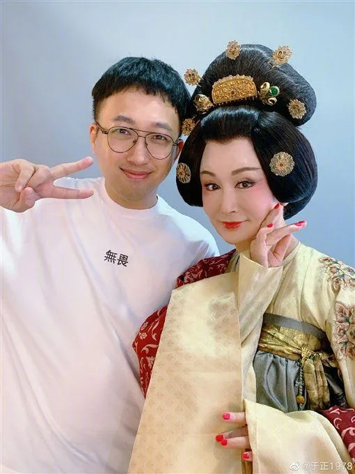 提早部署老後！潘迎紫「曬驚人對比照」只想簡單做人　父逝後「定居香港」把時間拿來陪百歲母