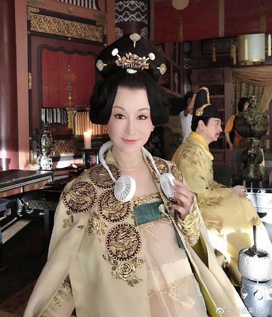 提早部署老後！潘迎紫「曬驚人對比照」只想簡單做人　父逝後「定居香港」把時間拿來陪百歲母