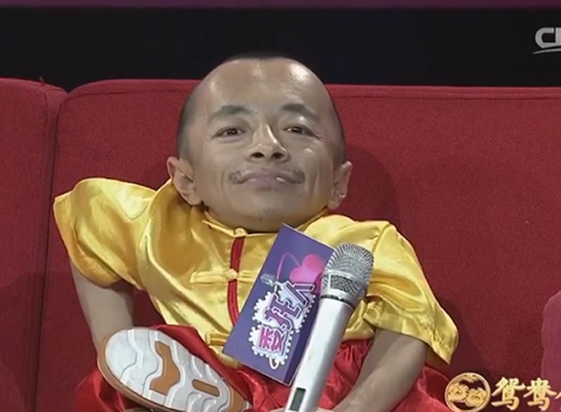 165身高嫁「不到60公分丈夫」！為他與家人斷往來「生下一子」　小10歲妻笑：是我追的他