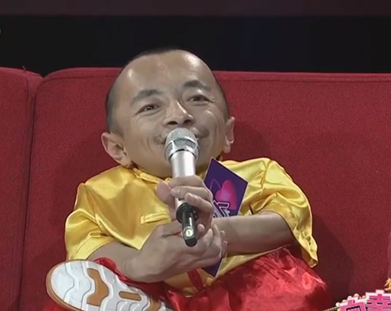 165身高嫁「不到60公分丈夫」！為他與家人斷往來「生下一子」　小10歲妻笑：是我追的他