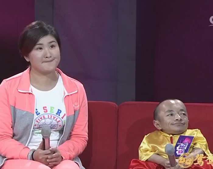 165身高嫁「不到60公分丈夫」！為他與家人斷往來「生下一子」　小10歲妻笑：是我追的他