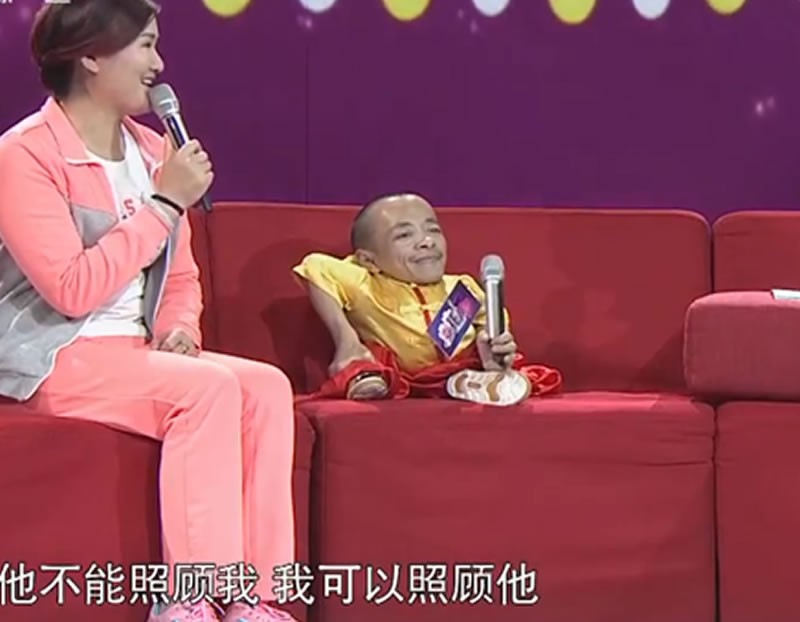 165身高嫁「不到60公分丈夫」！為他與家人斷往來「生下一子」　小10歲妻笑：是我追的他