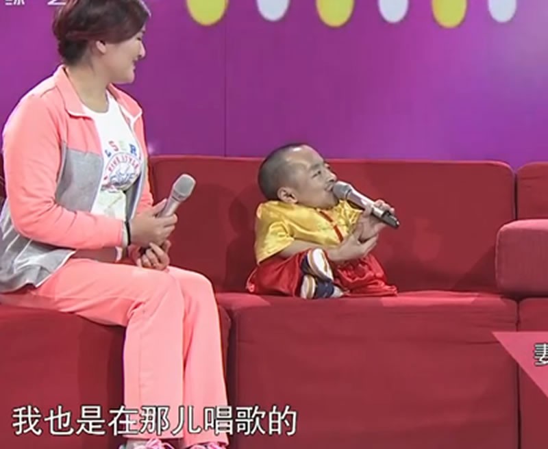 165身高嫁「不到60公分丈夫」！為他與家人斷往來「生下一子」　小10歲妻笑：是我追的他