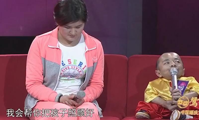 165身高嫁「不到60公分丈夫」！為他與家人斷往來「生下一子」　小10歲妻笑：是我追的他