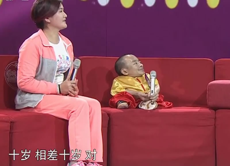 165身高嫁「不到60公分丈夫」！為他與家人斷往來「生下一子」　小10歲妻笑：是我追的他