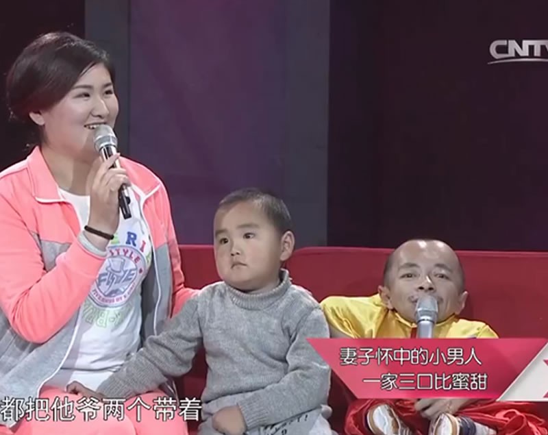165身高嫁「不到60公分丈夫」！為他與家人斷往來「生下一子」　小10歲妻笑：是我追的他