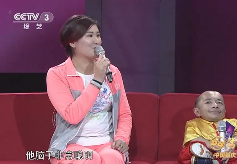 165身高嫁「不到60公分丈夫」！為他與家人斷往來「生下一子」　小10歲妻笑：是我追的他