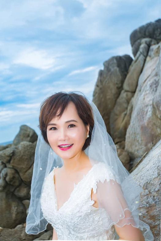 半百穿婚紗不輸新娘！沈春華笑認瞞尪「密謀披白紗計畫」暗藏沈氏浪漫　坦承有修圖「網一看卻全大讚」