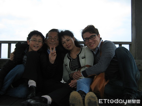 先生護國我守家！林杰樑遺孀「靠精明家規教出台大兒」繼父衣缽　突發現「孩子默默收藏成績單」原因催淚