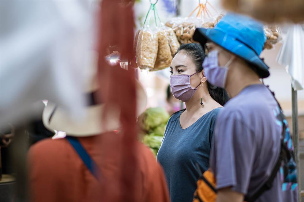 菜市場遇老友！金鐘視后「搬到台東養老」每天自給自足　「被楊貴媚認出緊抱」55歲不減女神氣場
