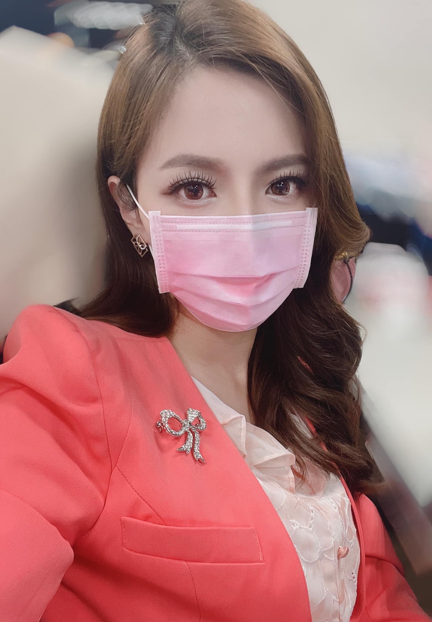 美女主播拚3年「台大碩士到手」絕美畢業照曝光　全職播新聞「蠟燭兩頭燒」靠毅力辦到了！