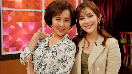 人生倒著來！紅遍兩岸22歲嫁富豪「又狼狽逃回台灣」　王宇婕曬媽媽「67歲又辣又美」網讚：以為姊姊❤