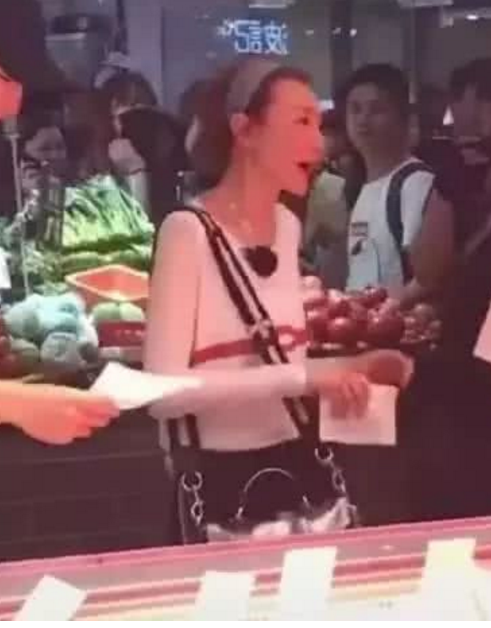 穿廉價地攤貨！57歲張曼玉退圈後「獨住平民區」　皮包骨身材「自嘲很自卑」：盡量隱藏不完美