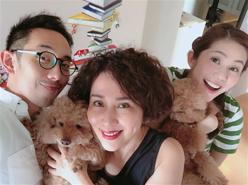 人生倒著來！紅遍兩岸22歲嫁富豪「又狼狽逃回台灣」　王宇婕曬媽媽「67歲又辣又美」網讚：以為姊姊❤