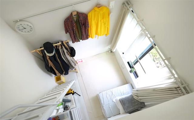 住不起大房子！他蝸居在大都市「總面積不到3坪」　居然塞得下「1室1廳1廚1衛1臥室」狹窄卻功能俱全