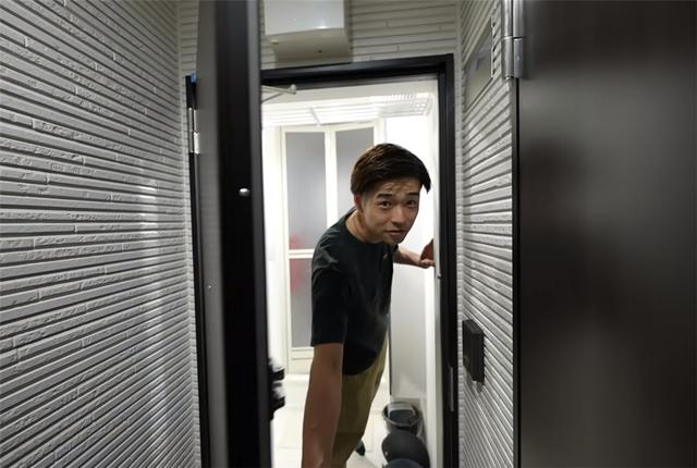 住不起大房子！他蝸居在大都市「總面積不到3坪」　居然塞得下「1室1廳1廚1衛1臥室」狹窄卻功能俱全