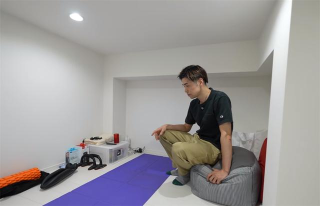 住不起大房子！他蝸居在大都市「總面積不到3坪」　居然塞得下「1室1廳1廚1衛1臥室」狹窄卻功能俱全
