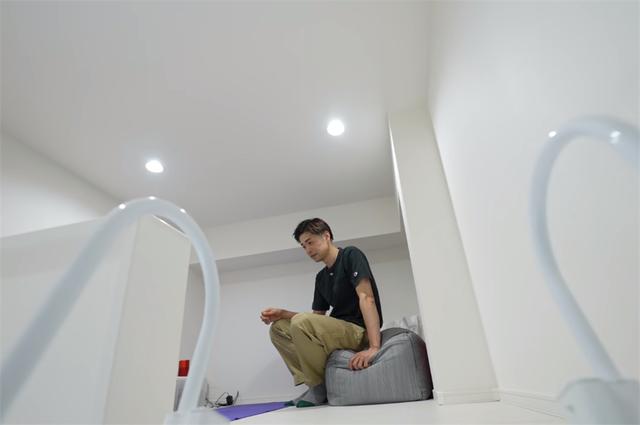 住不起大房子！他蝸居在大都市「總面積不到3坪」　居然塞得下「1室1廳1廚1衛1臥室」狹窄卻功能俱全