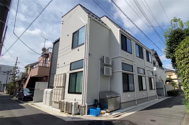 住不起大房子！他蝸居在大都市「總面積不到3坪」　居然塞得下「1室1廳1廚1衛1臥室」狹窄卻功能俱全