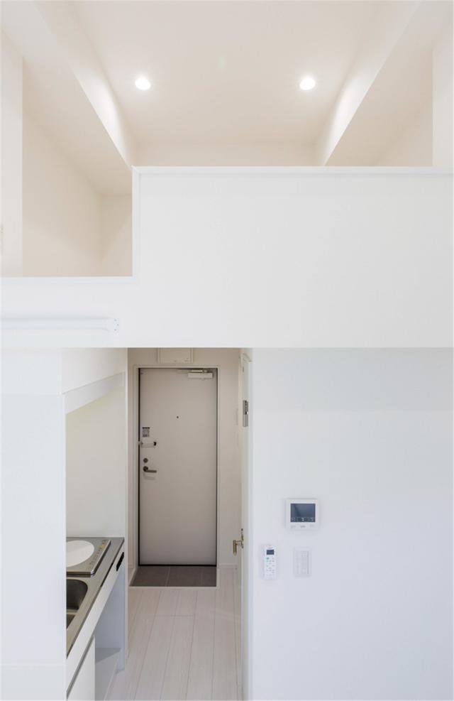 住不起大房子！他蝸居在大都市「總面積不到3坪」　居然塞得下「1室1廳1廚1衛1臥室」狹窄卻功能俱全