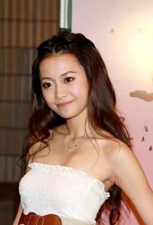 瘦到只有22公斤！她嫁入豪門8年「因患罕見疾病」被掃地出門　前夫拖欠贍養費「靠頑強求生欲」和病魔做鬥爭