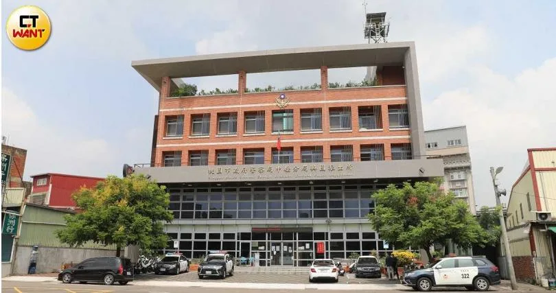 買30元蔥忘記付錢！7旬嬤「被警上手銬帶回」要給錢被拒　果菜行遭曝惡行「付萬元才能贖回長輩」