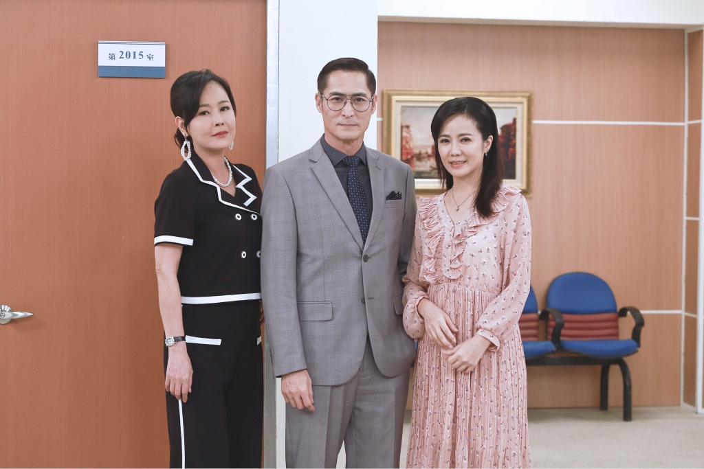 隔10年回娘家！黃建群扮霸氣總裁「擁正宮小三」心裡過意不去　戲外「分居小13歲嫩妻」不捨：女兒才4歲