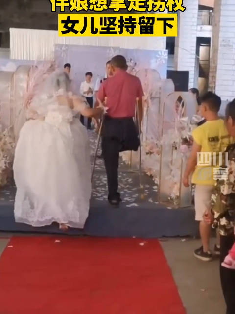 獨腿爸爸嫁女兒！伴娘想為他保持形象「主動將拐杖取下」　新娘見狀衝上前「接下來的暖舉」感動全網