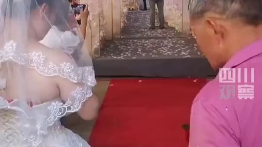 獨腿爸爸嫁女兒！伴娘想為他保持形象「主動將拐杖取下」　新娘見狀衝上前「接下來的暖舉」感動全網