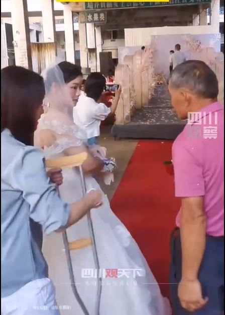獨腿爸爸嫁女兒！伴娘想為他保持形象「主動將拐杖取下」　新娘見狀衝上前「接下來的暖舉」感動全網