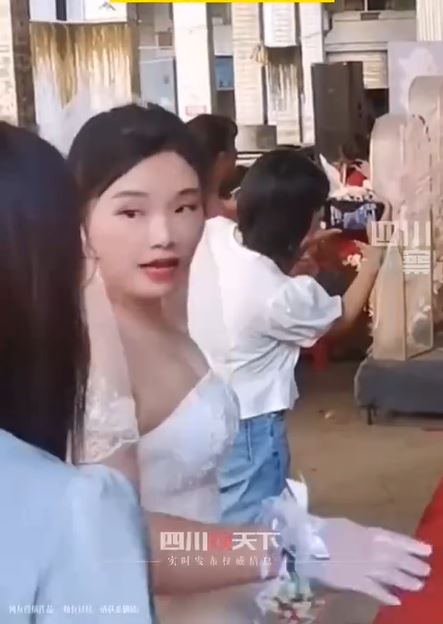 獨腿爸爸嫁女兒！伴娘想為他保持形象「主動將拐杖取下」　新娘見狀衝上前「接下來的暖舉」感動全網