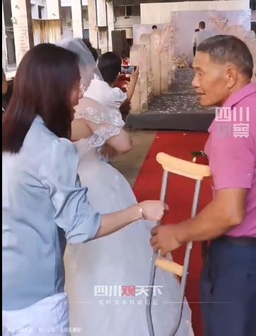 獨腿爸爸嫁女兒！伴娘想為他保持形象「主動將拐杖取下」　新娘見狀衝上前「接下來的暖舉」感動全網