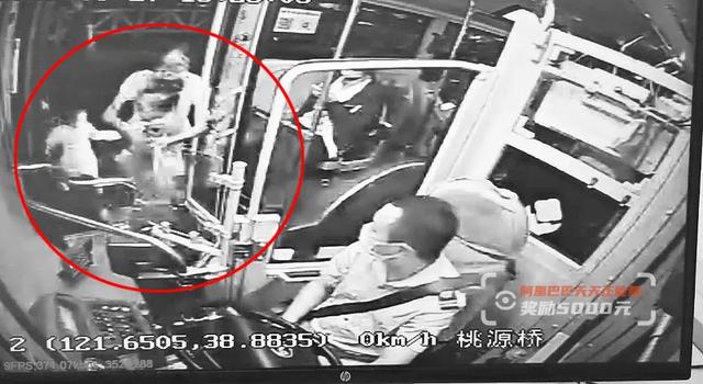 大雨中狂奔！年輕媽帶2孩「全身濕透追過站公車」　司機破例停車「加碼送上溫情」當地人：最愛搭他車