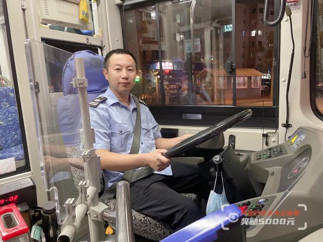 大雨中狂奔！年輕媽帶2孩「全身濕透追過站公車」　司機破例停車「加碼送上溫情」當地人：最愛搭他車