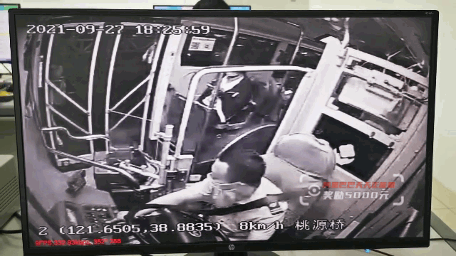 大雨中狂奔！年輕媽帶2孩「全身濕透追過站公車」　司機破例停車「加碼送上溫情」當地人：最愛搭他車