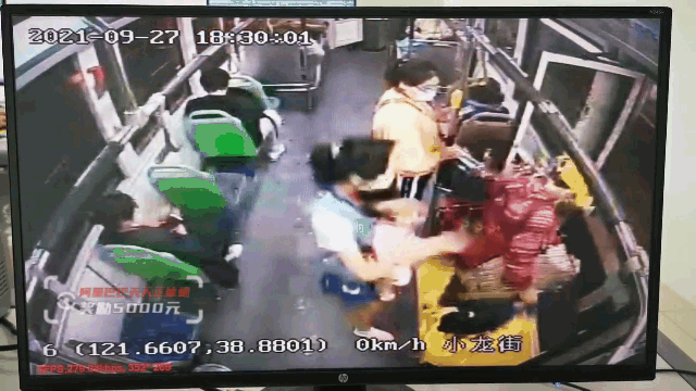 大雨中狂奔！年輕媽帶2孩「全身濕透追過站公車」　司機破例停車「加碼送上溫情」當地人：最愛搭他車